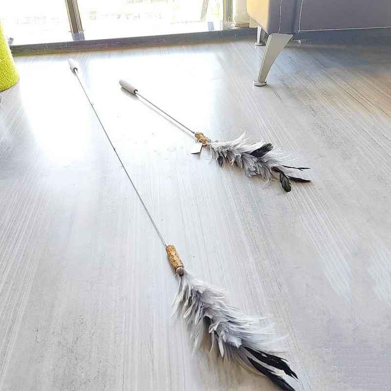 CHIYOOSU Cat Teaser Wand with Feather Bell Gray extendable telescopic pole with chicken tail flower pattern (3-section)